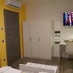 The White Building - Hotell Costermano