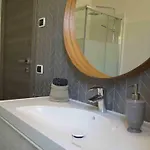 The White Building - Hotell