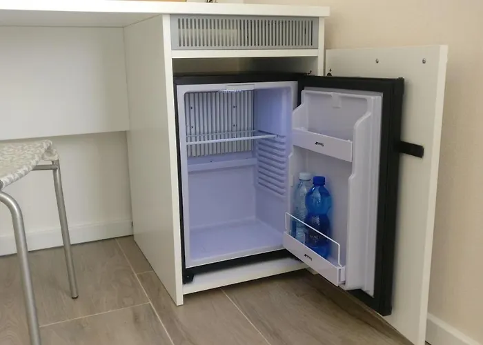 The White Building - מלון