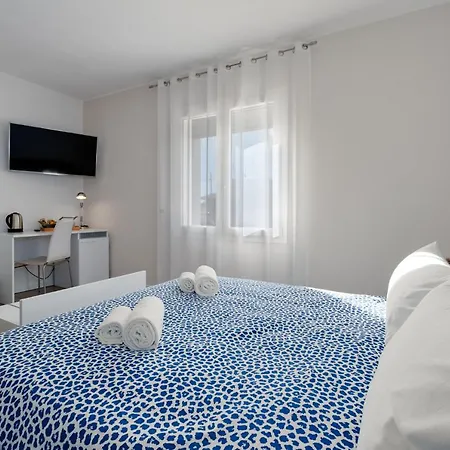 The White Building - Hotell Costermano