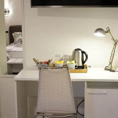 The White Building - Hotell Costermano